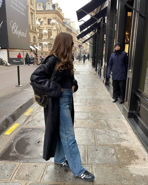 Paris Style Outfits, Sneaker Outfit Fall, Jeans And Sneakers Outfit, Tights And Sneakers, Ny Street Style, Winter Sneakers Outfit, Paris Street Style Fall, Nyc Fits, Jeans Outfit Winter