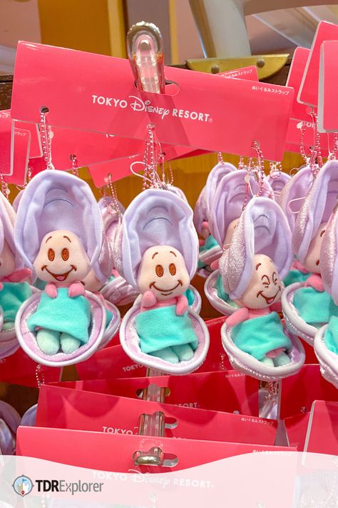 Adorable plush keychains from Tokyo Disneyland of the Young Oysters from Alice in Wonderland! Alice In Wonderland Keychain, Disneyland Keychain, Retro Room Ideas, Disneyland Merchandise, Plush Keychains, Alice In Wonderland Aesthetic, Pastel Cupcakes, Disney Souvenirs, Disney Easter