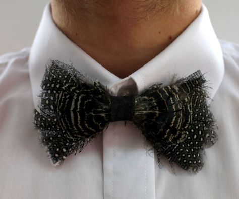 Diy Bow Tie From Featers  ( Groom's) Shell Casings Crafts, Make A Bow Tie, Feather Shoes, Feather Bow Ties, Sewing Crochet, Creative Creations, Diy Fashion Accessories, Turkey Feathers, Diy Handbag