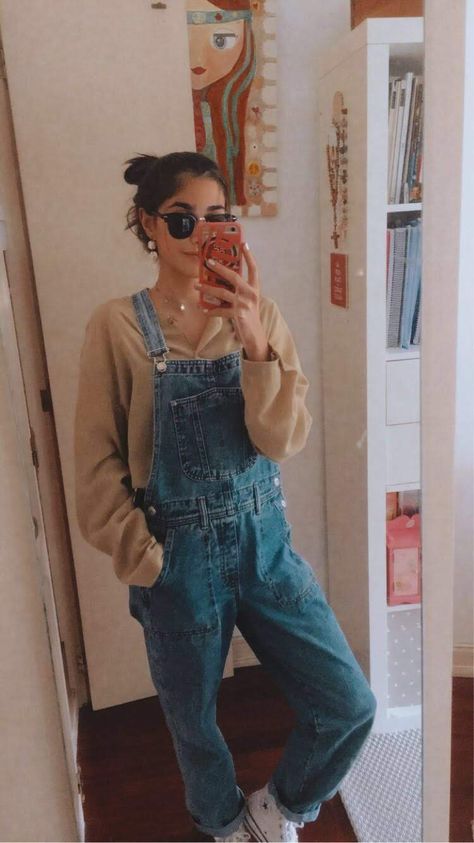 Denim Jumper Outfit, Dungaree Outfit, Overalls Outfits, Denim Dungaree, Simple Style Outfits, Overalls Fashion, Overall Outfit, Jumper Outfit, Jumpsuit Outfit