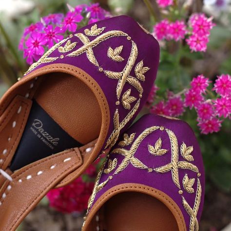 Tassels Fashion Clothing, Indian Wedding Shoes, Indian Shoes, Punjabi Jutti, Maggam Work Blouse Designs, Embroidery Shoes, Maggam Work Blouses, Bridal Fashion Jewelry, Tassels Fashion