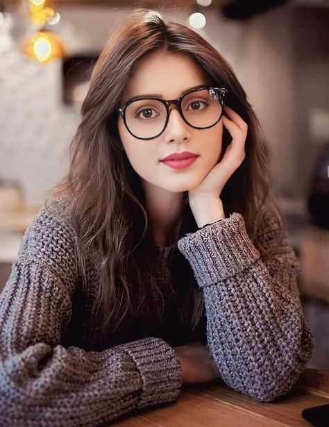 Glasses Inspiration, Fashion Eye Glasses, Cute Glasses, Types Of Women, Wearing Glasses, Girls With Glasses, Womens Glasses, Photo Lab, Glasses Fashion