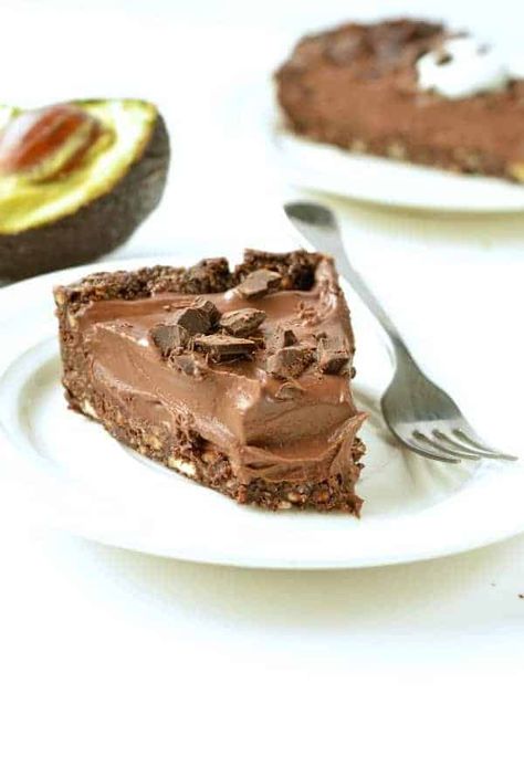 NO BAKE CHOCOLATE AVOCADO PIE Vegan, gluten free #easy #healty #nobake #pie #chocolate #vegan #avocado #paleo #grainfree #tart #mousse #cream #vegandesserts Avocado Pie, Chocolate Pie Filling, Tarte Vegan, Chocolate Mousse Pie, Pie Chocolate, Avocado Dessert, Avocado Chocolate Mousse, Chocolate Avocado, Raw Vegan Desserts