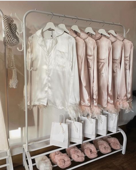 Bridesmaids Dress Rack, Bride Preparation Room, Bride Wedding Morning, Morning Getting Ready Wedding, Bridal Suite Room Ideas, Day Of Wedding Bridesmaid Gifts Mornings, Getting Ready Decorations Wedding, Bridal Sleepover Ideas, Small Bridal Party Ideas