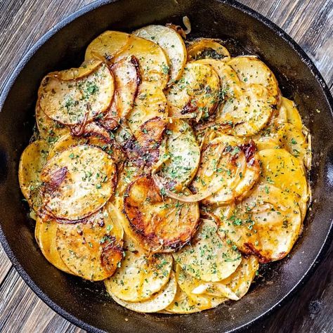 Sliced Fried Potatoes, Oven Fried Potatoes, Pan Fried Potatoes, Fried Potatoes Recipe, Potatoes And Onions, Potato Recipes Side Dishes, Potato Onion, Potato Sides, Potato Side Dishes