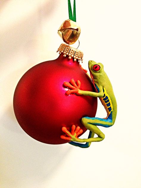 'On the Ball' frog ornament. By Gavy Swan. Polymer clay & mixed media, 2013. Frog Christmas, Frog Stuff, Polymer Project, Frog Ornaments, Frog Decor, Crafty Christmas, Polymer Clay Ornaments, Cabin Christmas, Ideas Craft