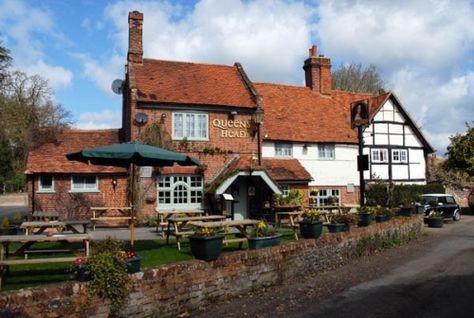 The Queens Head pub at Little Marlow, Buckinghamshire. Marlow Buckinghamshire, Uk Pub Aesthetic, Pubs In Dublin, Birmingham Pubs, Sheffield Pubs, Oldest Pub In Ireland, Pub Interior, Best Pubs, British Pub