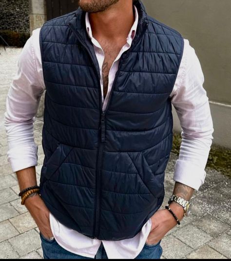 Mens Puffy Vest Outfits, Blue Vest Outfit, Puffy Vest Outfit, Vest Outfits Men, Outdoor Jackets, Casual Man, Mens Outdoor Jackets, Jeans Street Style, Outdoor Vest