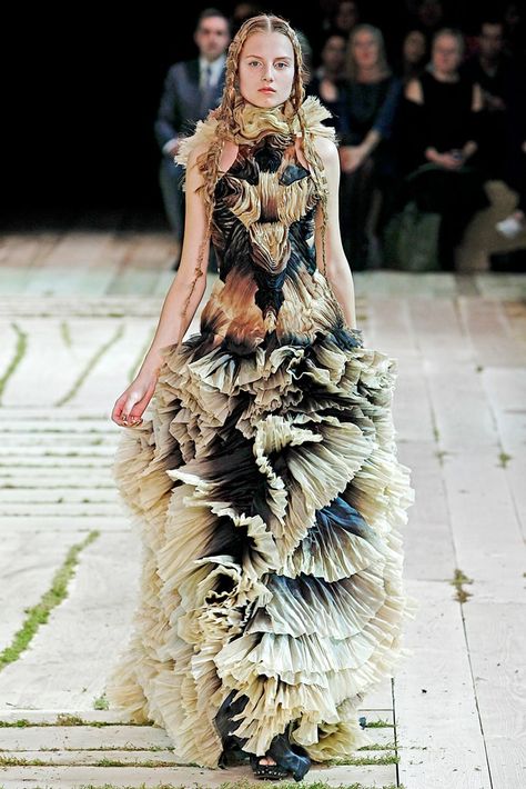 Alexander McQueen Spring 2011 Ready-to-Wear collection, runway looks, beauty, models, and reviews. Mcqueen Couture, Alexander Mcqueen Dresses, 2011 Fashion, Alexander Mcqueen Fashion, Sarah Burton, Mcqueen Fashion, Couture Mode, A Dress, Couture Fashion