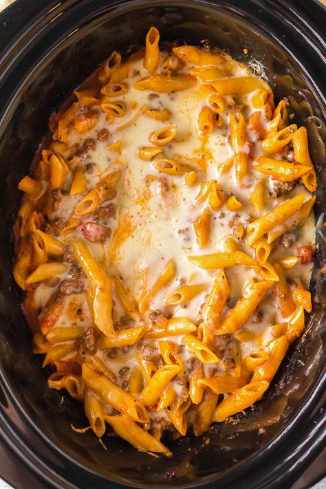 Slow Cooker Cheesy Penne by Call Me PMc in a rich beefy tomato sauce is full of ground beef, tomato sauce, pasta, and cheese. It's an easy Crock Pot comfort food recipe the whole family loves. Crock Pasta Recipes, Slow Cooker Cheeseburger Pasta, Cheesy Pasta Crockpot Recipes, Crock Pot Roman Noodles, Crockpot Beef Pasta Recipes, Crock Pot Pasta Meals, Ground Beef Pasta Slow Cooker Recipes, Crockpot Ground Beef Pasta, Crockpot Pasta Recipes Easy Healthy