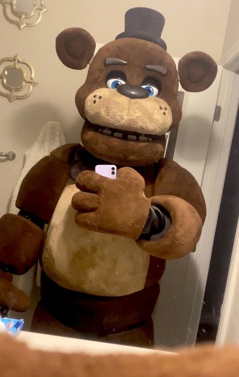 Sauce 🔜 LVLUP Expo on Twitter: "hey guys freddy fazbear here, just got to the set of the fnaf movie. https://t.co/zwjzZVpbaT" / Twitter Fnaf Cosplays, Fnaf Images, Fnaf Freddy Fazbear, Fnaf Costume, Fnaf Photos, Fnaf Jumpscares, Fnaf Cosplay, Fnaf Freddy, Toy Bonnie