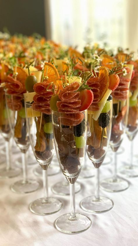 karinamuller___ on Instagram: Nicely done by Raquel! #charcuterie #charcuteriecups #charcuterietogo #charcuterieboard #cheeseboard #explore #tastingtable #foodandwine… Food In Champagne Glasses, Martini Charcuterie Cups, Charcuterie In Champagne Flute, 75th Birthday Food Ideas, Bridal Brunch Restaurant Ideas, Charcuterie Martini Glasses, Charcuterie Champagne Flute, Finger Food Bar Ideas, Charcuterie Glass Cups