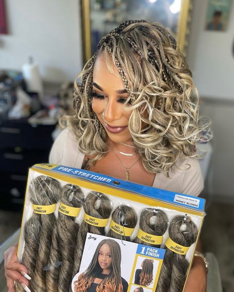 The gorgeous @tifenichanel, French Curl Bob 🔥🥰 @zuryhollywood this color is everything #honeyblondehair, The hair texture is so soft and full of body 😍 10 out of 10 🙌🏾👏🏾🫰🏾🔥 . . . #frenchcurls #frenchcurlsbraids #braidsgang #knotlessbraids #protectivestyles #explorepage #bobbraids #frenchcurls #jaxbraider #duvalbraids #904braids #duvalbraiders #shortbraids #braidinglife Short Blonde Braids With Curls, Bob Bora Bora Braids, French Curls Braids Bob, Bob French Curl Braids, French Curls Braids Black Women, Curl Bob, Short Bob Braids, Natural Protective Styles, French Curls