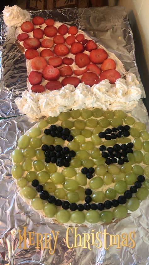 Fruit Pizza Sugar Cookie Christmas, Grinch Pizza, Christmas Fruit Pizza, Grinch Fruit, Sugar Cookie Pizza, Grinch Cookies, Fruit Pizza Sugar Cookie, Cookie Pizza, Christmas Fruit