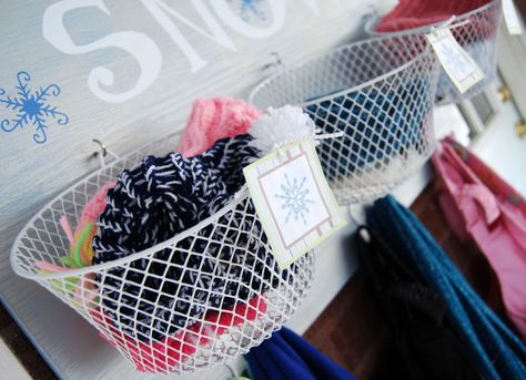 A board fitted with baskets and hooks makes the perfect solution to combat winter clutter. Winter Gear Storage, Winter Gear Organization, Scarf Storage, Coat Storage, Mud Room Storage, Diy Winter, Gear Organizer, Hat Organization, Kid Gloves