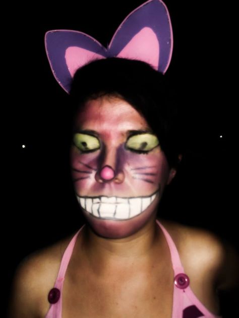 Cheshire cat make up Cheshire Makeup, Cheshire Smile, Cheshire Cat Makeup, Cheshire Cat Halloween, Wonderland Halloween, Cheshire Cat Costume, Halloween Matching, Cat Halloween Costume, Clowning Around