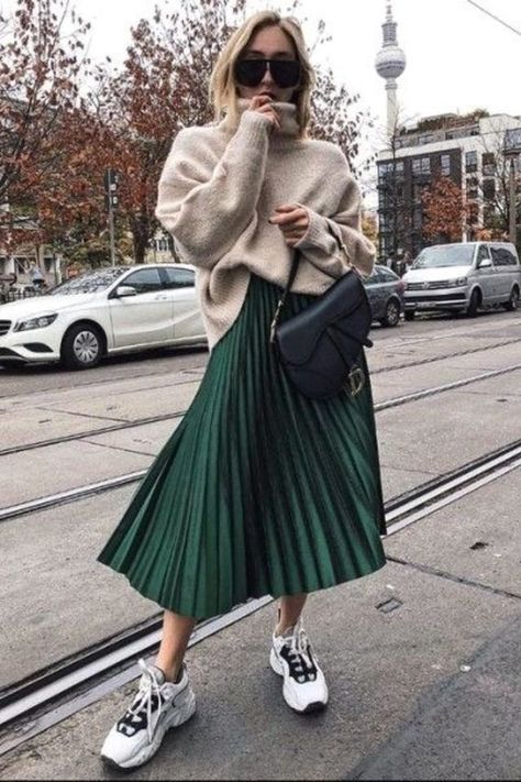 Skirts With Sneakers, Dress And Sneakers Outfit, Green Pleated Skirt, Rok Outfit, Pleated Skirt Outfit, Midi Skirt Outfit, Winter Skirt Outfit, Urban Street Style, Looks Street Style