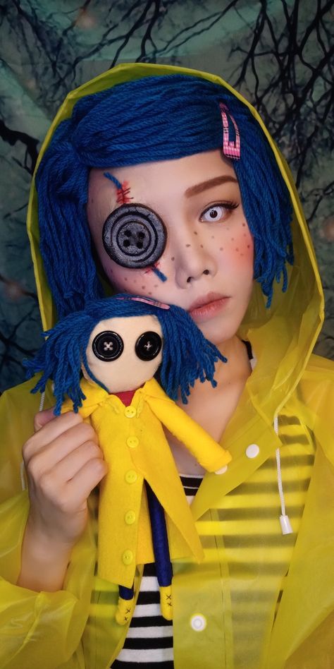 Coraline makeup Creepy Coraline Costume, Scary Coraline Costume, Coraline Costume Diy, Coraline Makeup Halloween, Coraline Halloween Makeup, Creepy Doll Halloween Costume, Jason Halloween Costume, Halloween Coraline, Coraline Cosplay