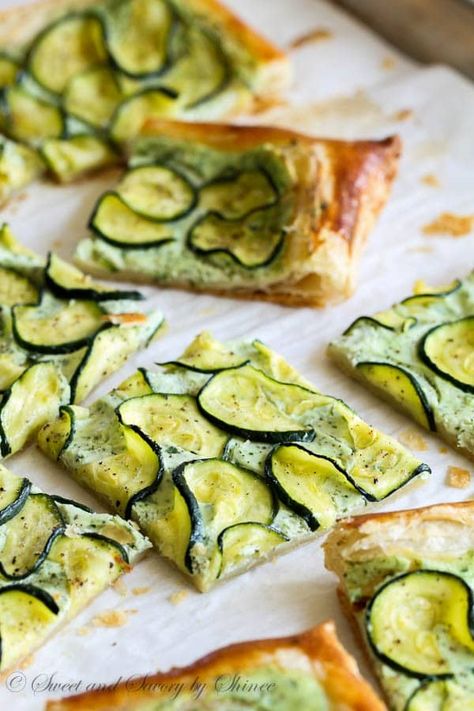 Light and crispy puff pastry smeared with creamy herby ricotta and topped with fresh zucchini slices. Light and satisfying! Veggie Tart, Zucchini Ricotta, Holistic Food, Zucchini Tart, Ricotta Tart, Food Remedies, Fresh Zucchini, Savory Tarts, Galette Recipe