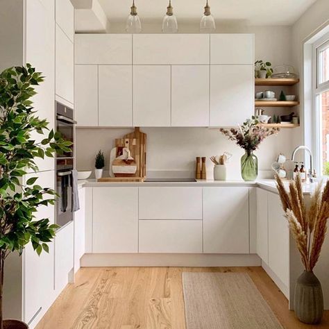 How To Plan A Small Kitchen | Kitchen Advice | Howdens White Kitchen Makeover, Scandi Kitchen, Handleless Kitchen, Scandi Interiors, Kabinet Dapur, Kitchen Design Modern White, White Modern Kitchen, Kitchen Room Design, Kitchen Inspiration Design