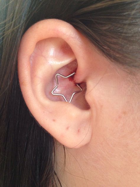 My star daith piercing Daith Piercings Ideas, Ear Piercings Star, Daith Piercing Ideas, Ear Piercing Daith, Piercing No Lóbulo, Double Ear Piercings, Daith Jewelry, Pretty Ear Piercings, Cool Piercings