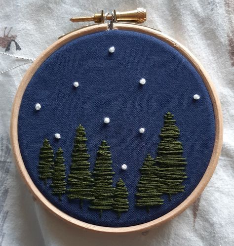 Easy Winter Embroidery, Big Embroidery Projects, Embroider Pine Tree, Embroidery Small Letters, Christmas Lights Embroidery, Display Embroidery Ideas, Yule Embroidery, Christmas Embroidery Ideas Simple, Easy Christmas Embroidery