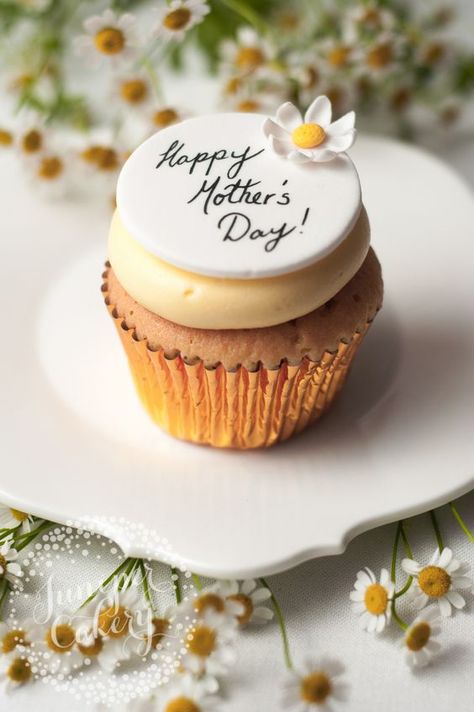 30+ Mother's Day Desserts recipes for 2019 that are decadent and delicious - Hike n Dip Mothers Day Desserts, Cookies Cupcake, Mothers Day Cupcakes, Cloth Jewelry, Torte Cupcake, Cupcakes Decorados, Jewelry Styling, Mothers Day Cake, Jewelry Clothes