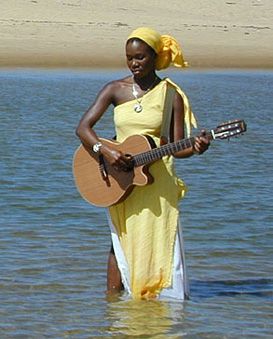 India Arie Outfits, Raleigh Core, Happy Music Aesthetic, India Arie Aesthetic, Neo Soul Aesthetic, Happy Black Woman, Neo Soul Music, Soul Woman, Neo Soul Outfits