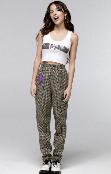 Follow my board ‘Olivia Rodrigo Outfits’ @peachylaurent Olivia Rodrigo Fashion Style, Olivia Rodrigo Casual Outfit, Olivia Rodrigo Full Body Pic, Outfits To Wear To Olivia Rodrigo Concert, Olivia Rodrigo Casual, Olivia Rodrigo Fits, Olivia Rodrigo Outfits Casual, Oliva Rodrigo Outfits, Olivia Rodrigo Aesthetic Outfits