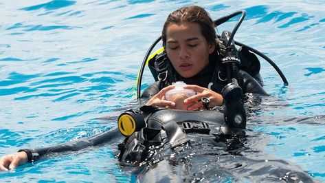 PADI Rescue Diver Course Online with Private Scuba Team in Thailand. Scuba Diving Australia, Rescue Diver, First Aid Course, Deep Sea Diving, Dive Shop, Snorkel Mask, How To Study, Kayak Accessories, Snorkel Set