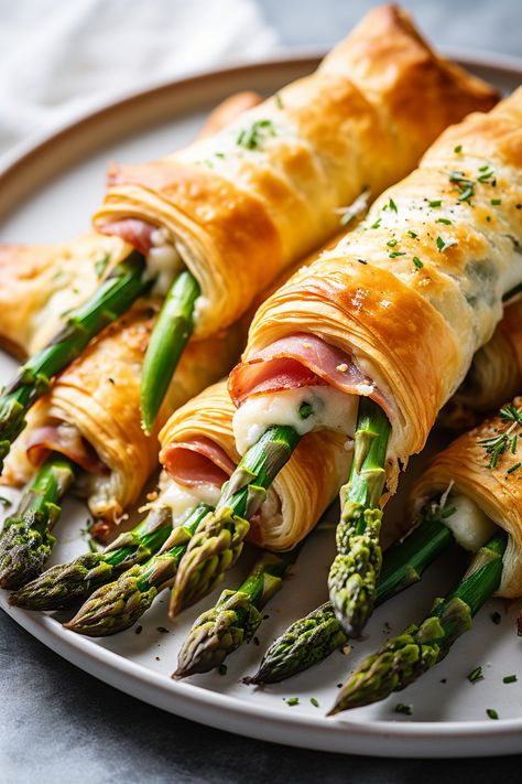 Asparagus Wrapped In Prosciutto And Puff Pastry, Brie Asparagus And Prosciutto Bundles, Asparagus Prosciutto Appetizer, Asparagus Prosciutto Puff Pastry, Summer Christmas Food Ideas, Gourmet Appetizers Fine Dining, Cooked Prosciutto, Pastry Wrapped Asparagus, Puff Pastry Asparagus