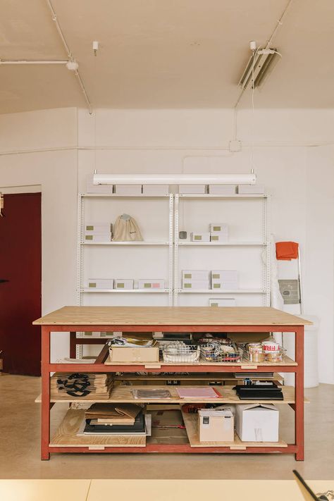 Art Studio Shelves, Studio Shelves, Workshop Design Studio, Dream Office Space, Design Studio Space, Workshop Table, Creative Studio Space, Art Studio Storage, Workspace Studio