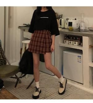 42ffcf057e133f94c1b7b5cf543ef3bd Neo Grunge, Leather Blouse, Tennis Skirt Outfit, Tokyo Street Fashion, Grunge Look, Outfit Look, Indie Outfits, Plaid Mini Skirt, Skirt Outfit