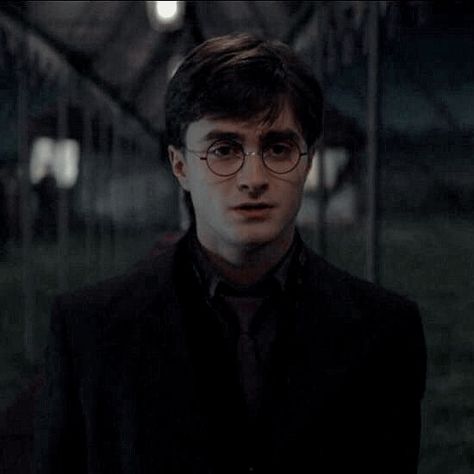 Ron Weasley Hermione Granger, Deathly Hallows Part 1, Daniel Radcliffe Harry Potter, Hogwarts Dr, Harry Potte, Harry Potter Deathly Hallows, Harry Potter Icons, Harry Potter Gif, Harry James