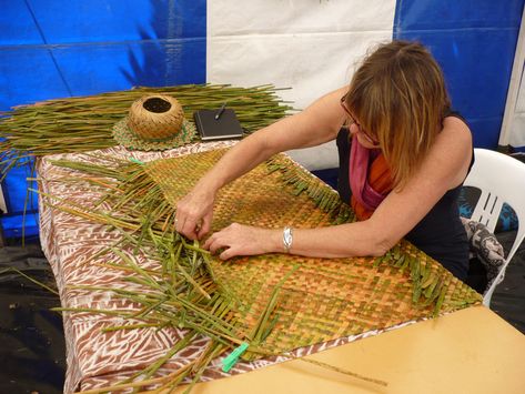 alerts Foraged Fibres, Leaf Weaving, Feather Identification, Petroglyphs Art, New Zealand Flax, Flax Weaving, Basket Weaving Patterns, Maori Designs, Flax Fiber