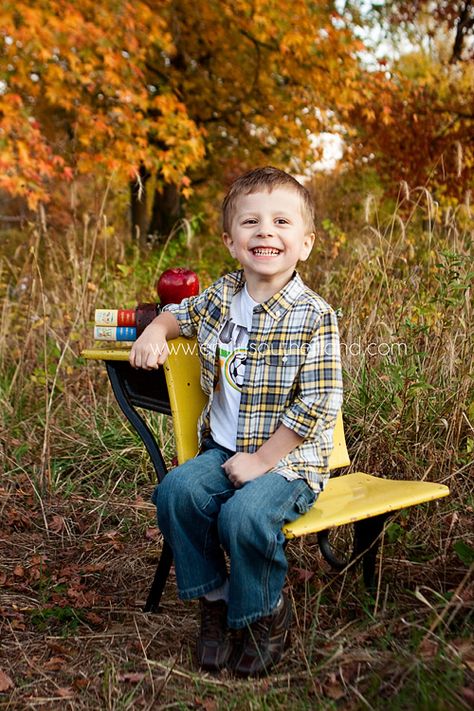 I have a desk like this . Great for back to school photos . Antique School Desk Photoshoot, Old School Desk Photo Shoot, Daycare Photography, School Poses, Desk Pictures, 1st Day Of School Pictures, Preschool Photography, Antique School Desk, Back To School Photos