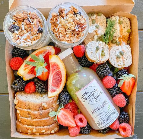 Brunch Boxes To Go, Brunch Box Ideas To Go, Brunch Food Truck, Breakfast Box Packaging, Breakfast Boxes To Go, Boxed Charcuterie, Breakfast Box Ideas Gift, Brunch Box Ideas, Brunch Box Breakfast