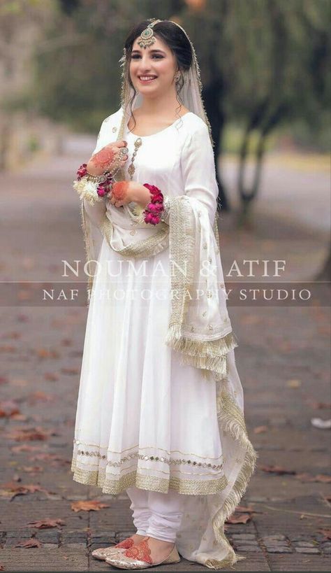 Simple Nikah Outfit Pakistani Bridal, Nikkah Dress Pakistani White Simple, Nikah Dress Pakistani Brides Simple, Nikkah Dress Pakistani White, Nikha Dresses Pakistani White, Bridal Sister Dresses Pakistani, Nikkah Dress For Sisters, Dholki Dress, Nikah Dress Pakistani