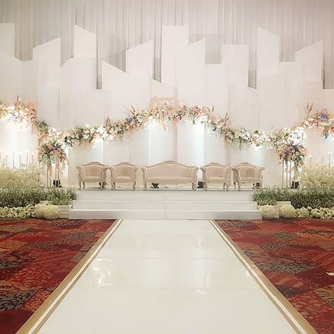 Jessica Christina Hardi (@jeshar) • Instagram photos and videos Indoor Wedding Decorations, Indoor Wedding Reception, Decoration Buffet, Wedding Stage Backdrop, Wedding Hall Decorations, Reception Backdrop, Wedding Background Decoration, Wedding Reception Backdrop, Wedding Stage Design