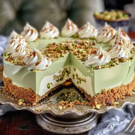 Pistachio Filling, Cheesecake Fruit Salad, Lamb Gyros, Lemon Cheesecake Recipes, Cream Cheesecake, Sweet Temptation, Pistachio Cream, Fruit Compote, Vanilla Whipped Cream