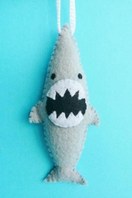 Christmas Ornament Funny - Ferocious Shark Shark Ornament Diy, Shark Mobile, Shark Ornament, Ornament Pillow, Cookie Ornaments, Nautical Ornaments, Handmade Felt Ornament, Christmas Ornaments Felt, Mermaid Ornament