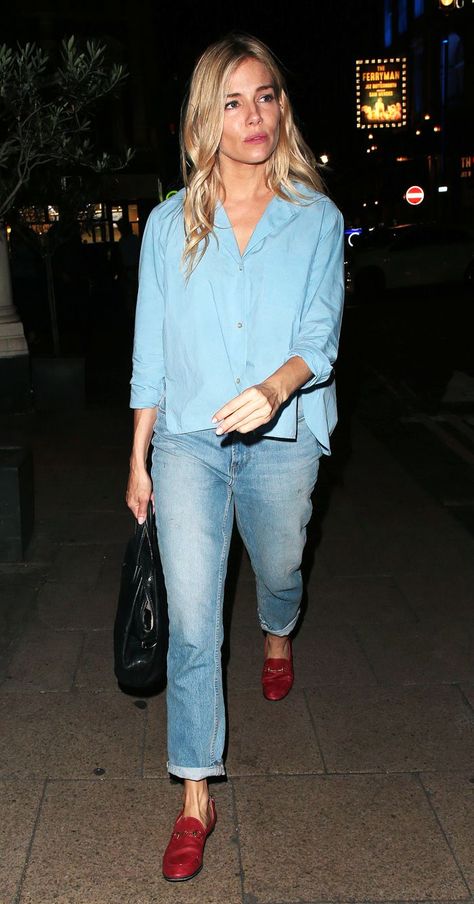 Sienna Miller's Cat on a Hot Tin Roof Outfits | Who What Wear UK Sienna Miller Shoes, Early Spring Outfits Casual, Sienna Miller Style, Red Loafers, Style Désinvolte Chic, Loafers Outfit, Chic Flats, Gucci Loafers, Red Flats