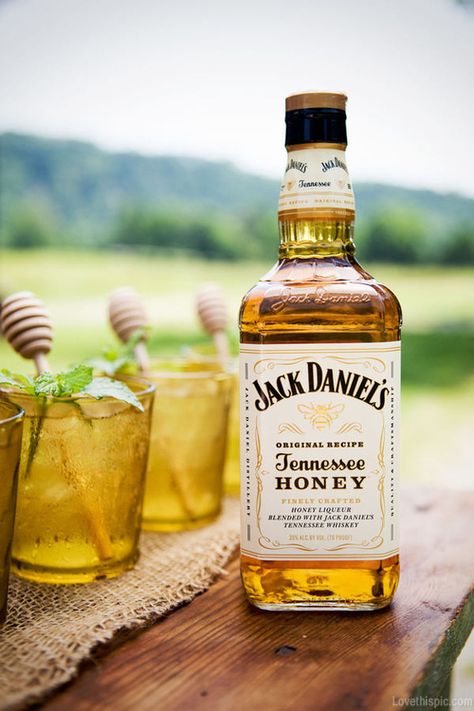 Jack Daniels Tennessee honey alcohol drinks outdoors country whiskey Honey Alcohol, Tennessee Honey Whiskey, Jack Daniels Honey, Honey Whiskey, Tennessee Honey, Brunch Inspiration, Malibu Rum, Absolut Vodka, Tennessee Whiskey