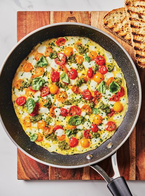 Pesto Omelette, Ricardo Recipes, Mozzarella Omelette, Tomato Omelette, Tomato And Mozzarella, Amazing Meals, Plating Ideas, Tomato Mozzarella, Tomato Pesto