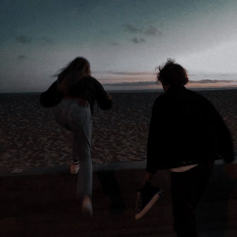 Beach College, Picture Dark, Boy And Girl Friendship, Boy Couple, High School Love, High School Romance, Best Friends Brother, Jess Mariano, Girl Friendship