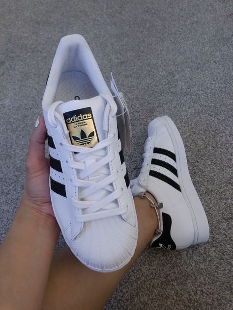 Adidas Superstar White/Black Adidas Superstar Women Outfit, White Superstars, Adidas Superstar Outfit, Superstar Outfit, Shoes Wishlist, Adidas Superstar Black, Black Superstar, Adidas Superstar Women, Adidas White Sneakers