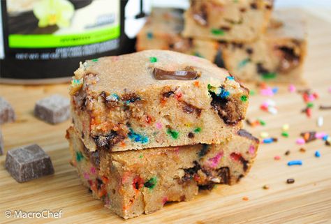 5 Protein-Packed Desserts - Bodybuilding.com Protein Blondies, Protein Treats, Protein Powder Recipes, Protein Desserts, More Protein, Protein Rich Foods, Low Calorie Desserts, Dessert Dips, Chocolate Chunk