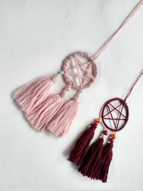 DIY dreamcatcher pendant » Everblossom Easy Witchy Crafts, Easy Dream Catcher Diy, Pentagram Dreamcatcher, Takken Decor, Witchcraft Diy, Diy Dreamcatcher, Dreamcatcher Diy, Atrapasueños Diy, Diy Dream Catcher Tutorial