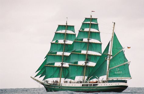 Pirate Lady, Beach Mood, Navi A Vela, Sports Meet, Sailing Vessel, Pirate Life, Sketch Ideas, Beach Living, Tall Ships