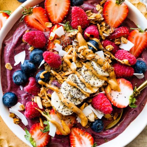 Make a high protein acai bowl with banana, berries, frozen acai puree, greek yogurt, protein powder and all your favorite toppings! It's healthy, super easy to make and packed with over 30 grams of protein. Greek Yogurt Protein Powder, Yogurt Protein Powder, Yogurt Protein, Frozen Acai, Acai Puree, Acai Bowls Recipe, Dragon Fruit Smoothie, 30 Grams Of Protein, Smoothie Bowl Healthy